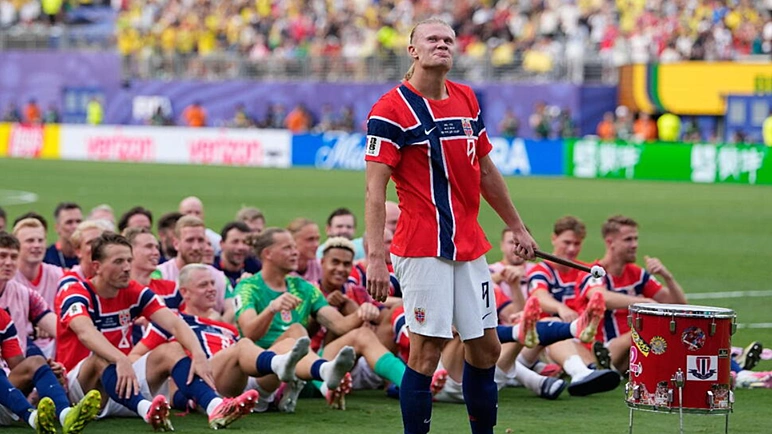 Erling Haaland 'đòi nợ' Rooney vụ chèo thuyền