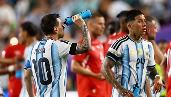 Các cầu thủ Argentina khi nghỉ giữa hiệp hai trận tứ kết gặp Thụy Sĩ, hôm 12/7. Ảnh: Reuters