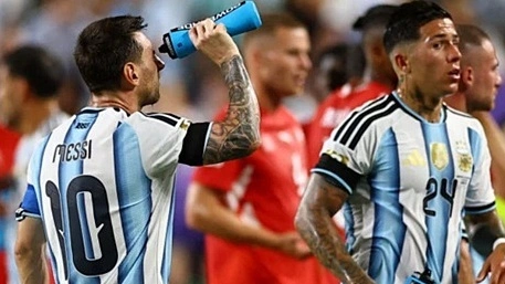 Vì sao cầu thủ Argentina đeo băng đen trong trận tứ kết World Cup?