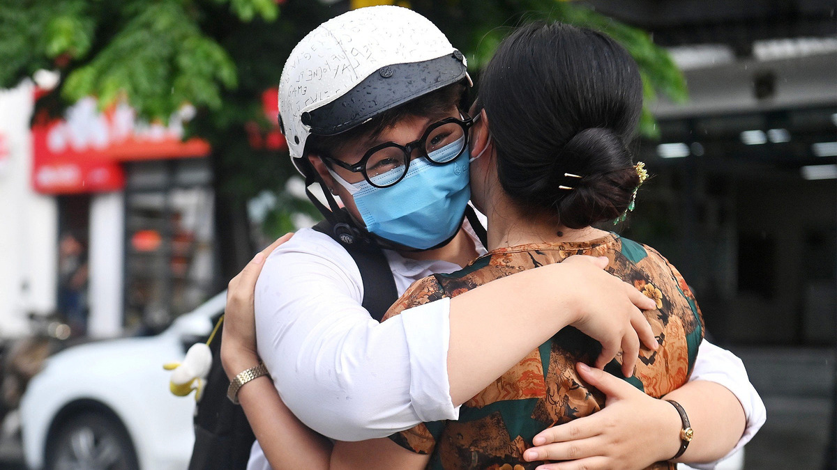 Cha mẹ khủng hoảng khi con 'rời tổ'