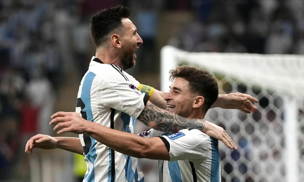 Messi 'gây sốt' khi nhường hào quang cho đàn em