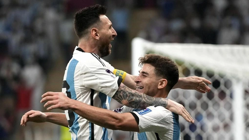 Messi 'gây sốt' khi nhường hào quang cho đàn em