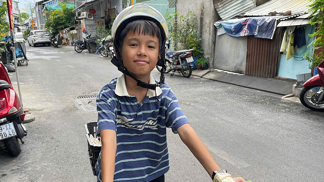 Cậu bé 'gây sốt' vì bán trứng dạo bằng thơ