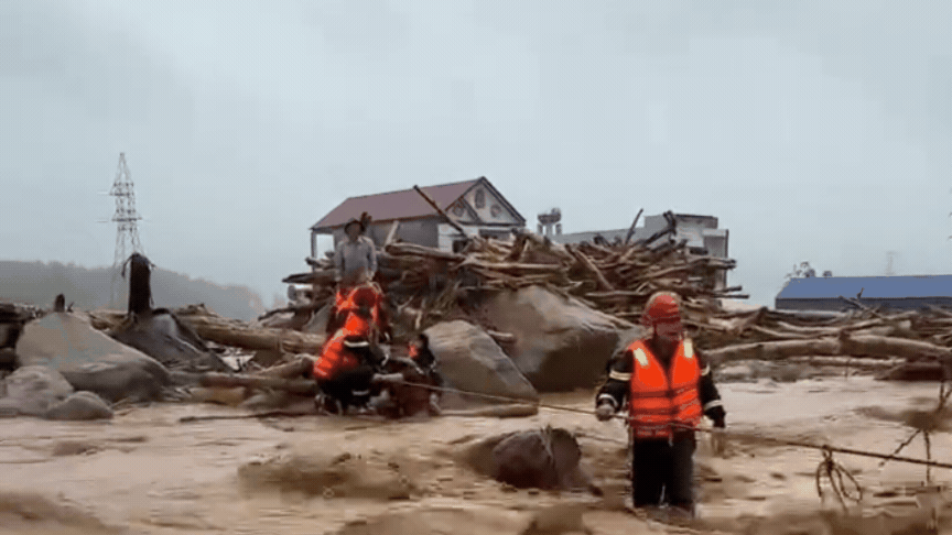 Giải cứu hai người mắc kẹt giữa lũ dữ