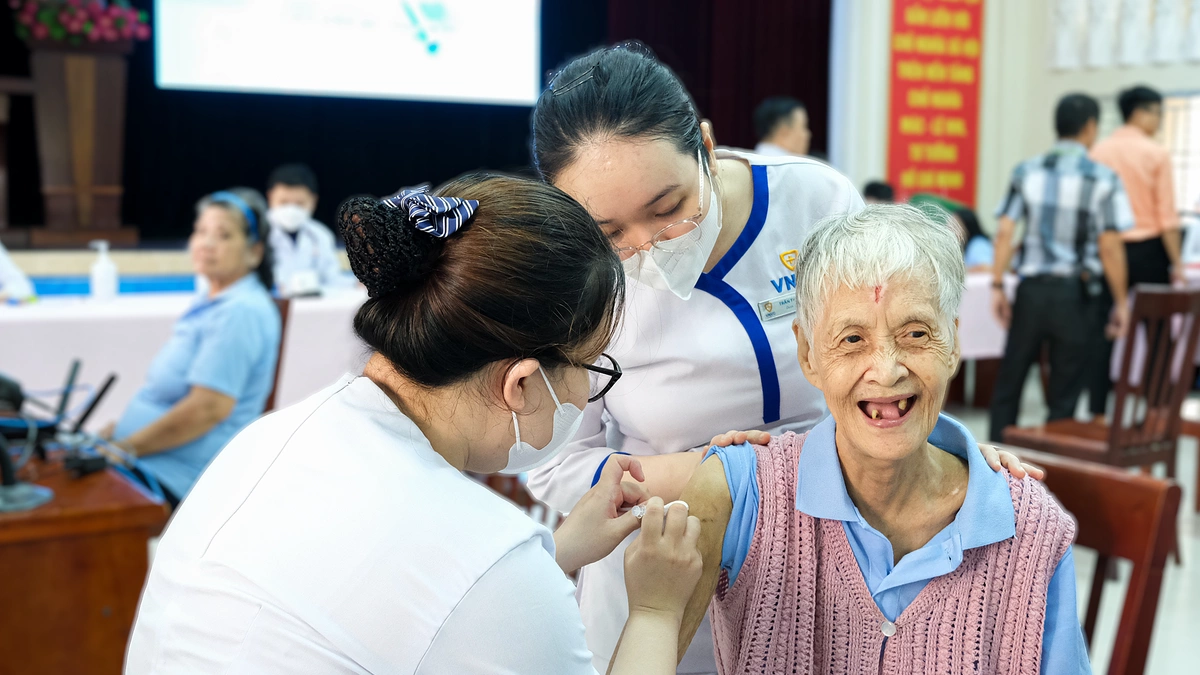 Người khuyết tật cao tuổi được tiêm vaccine miễn phí