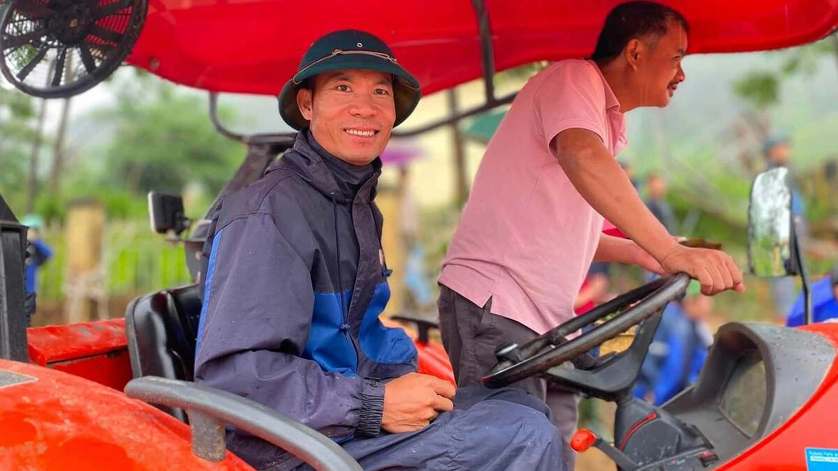 Vợ chồng nông dân lái máy cày đi cứu nạn vùng lũ