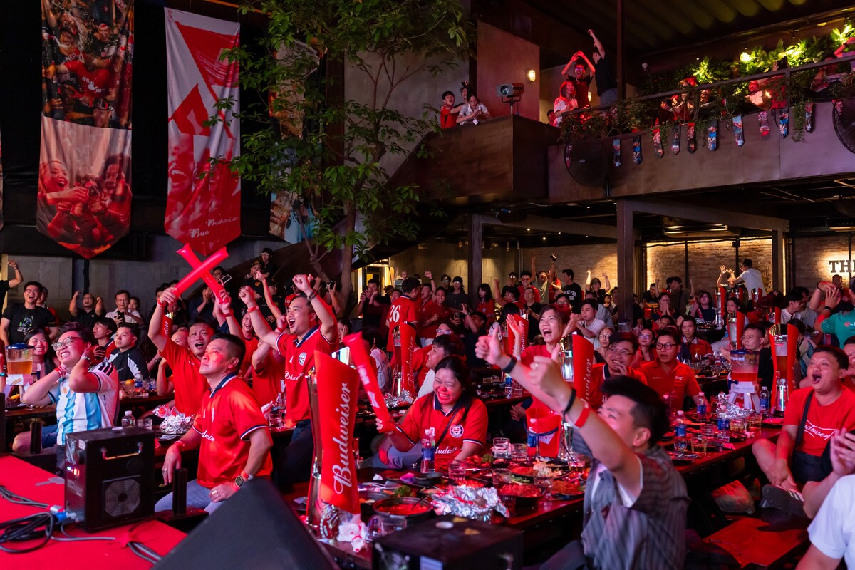 Không khí náo nhiệt đêm chung kết World Cup tại Budweiser Watch Party