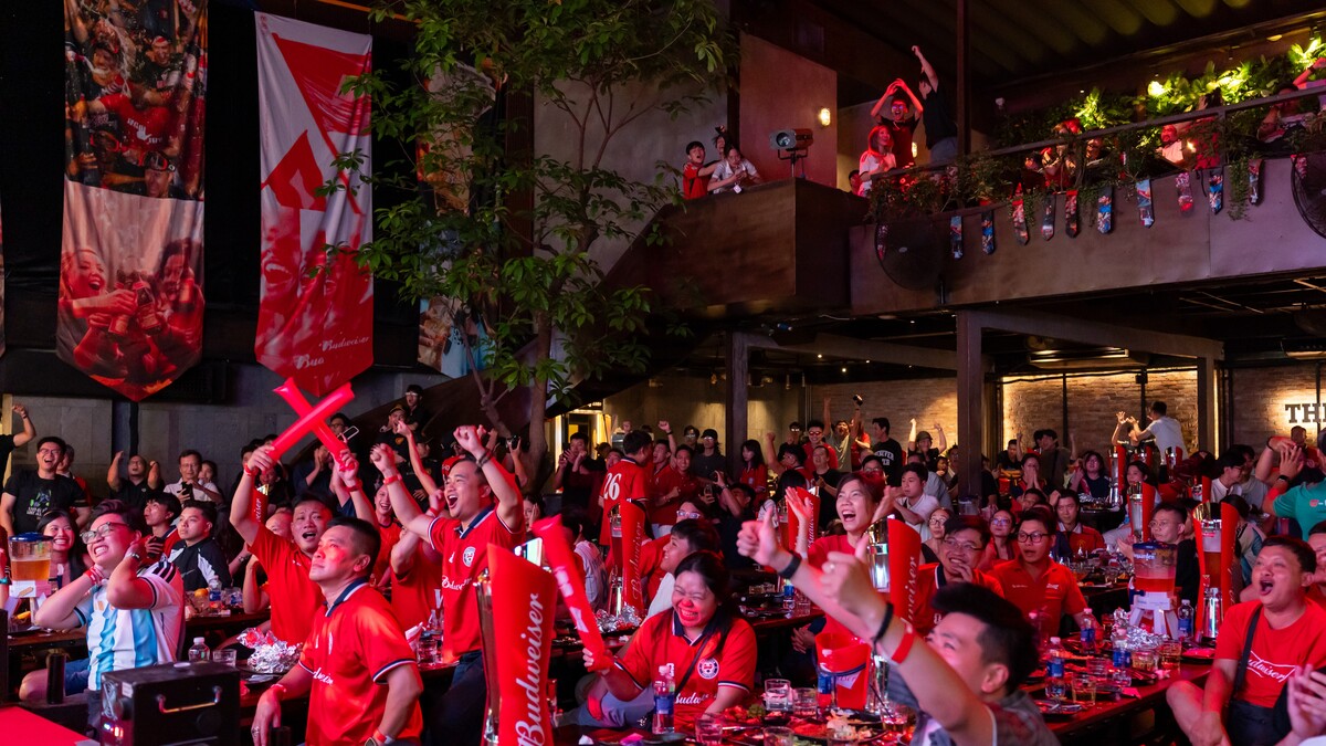 Không khí náo nhiệt đêm chung kết World Cup tại Budweiser Watch Party