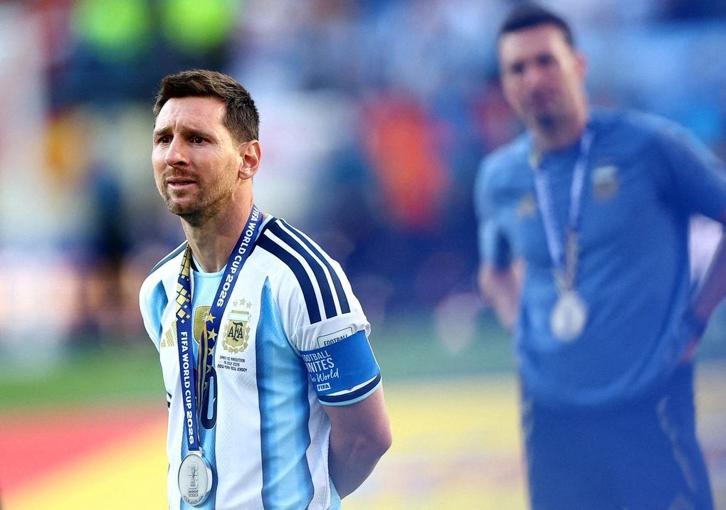 Tiền đạo Argentina Lionel Messi bật khóc sau trận thua Tây Ban Nha ở chung kết World Cup 2026 Tiền đạo Argentina Lionel Messi bật khóc, phía sau là HLV Lionel Scaloni, sau trận thua Tây Ban Nha 0-1 ở chung kết World Cup 2026 trên sân MetLife, New Jersey, Mỹ ngày 19/7/2026.