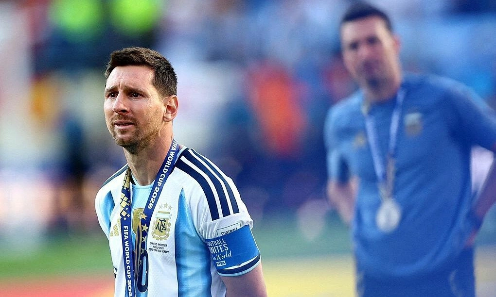 Trò đùa của phi công Tây Ban Nha khiến CĐV Argentina ăn mừng hụt