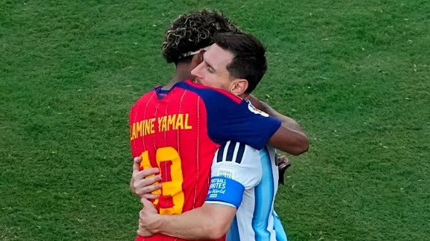 Yamal tiết lộ nội dung cuộc trò chuyện khi ôm Messi