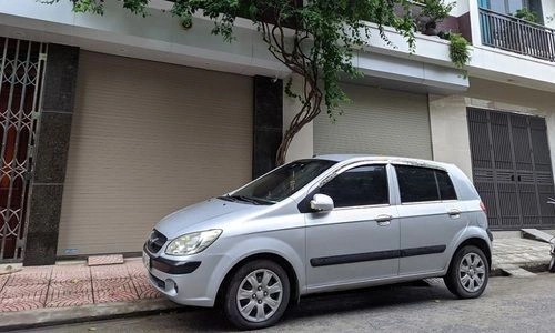Bức xúc vì bị ôtô đỗ chặn cửa nhà