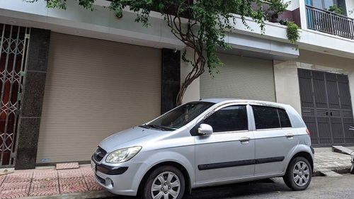 Bức xúc với nạn ôtô đỗ chặn cửa nhà