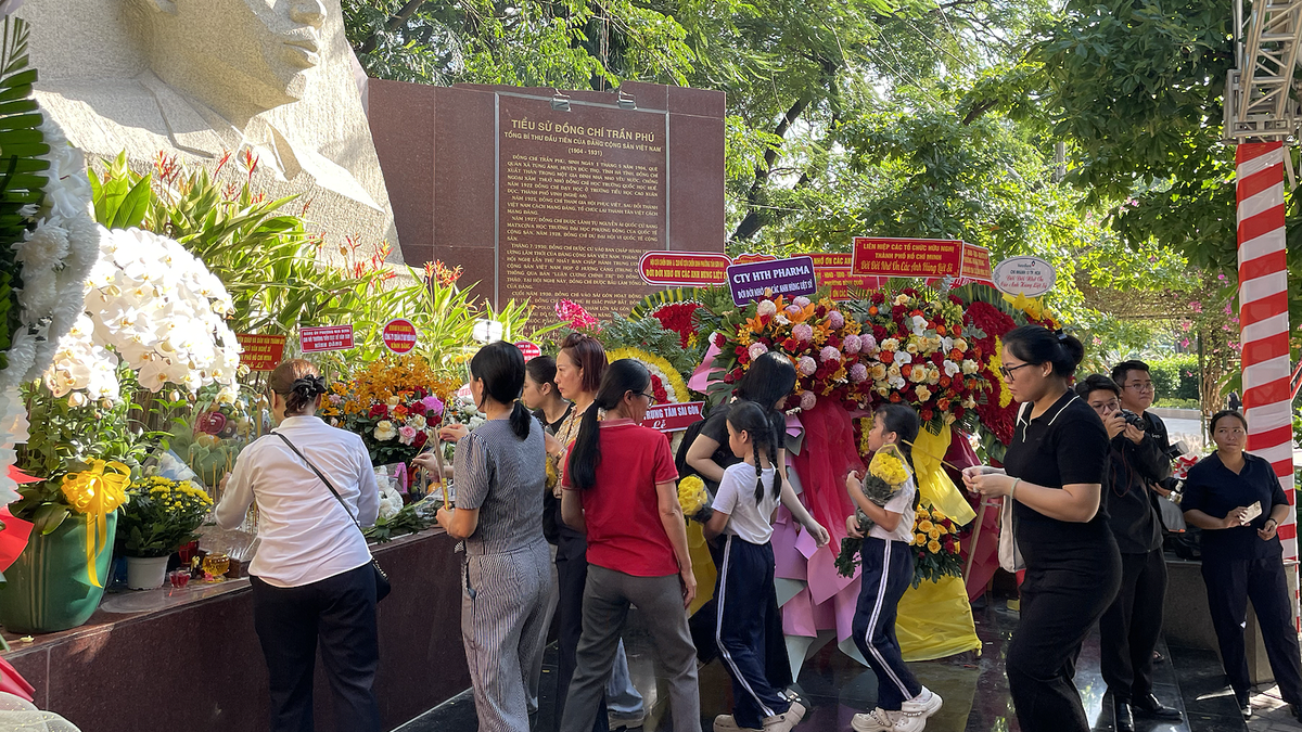Hàng trăm người đến viếng liệt sĩ ở công viên Lê Thị Riêng