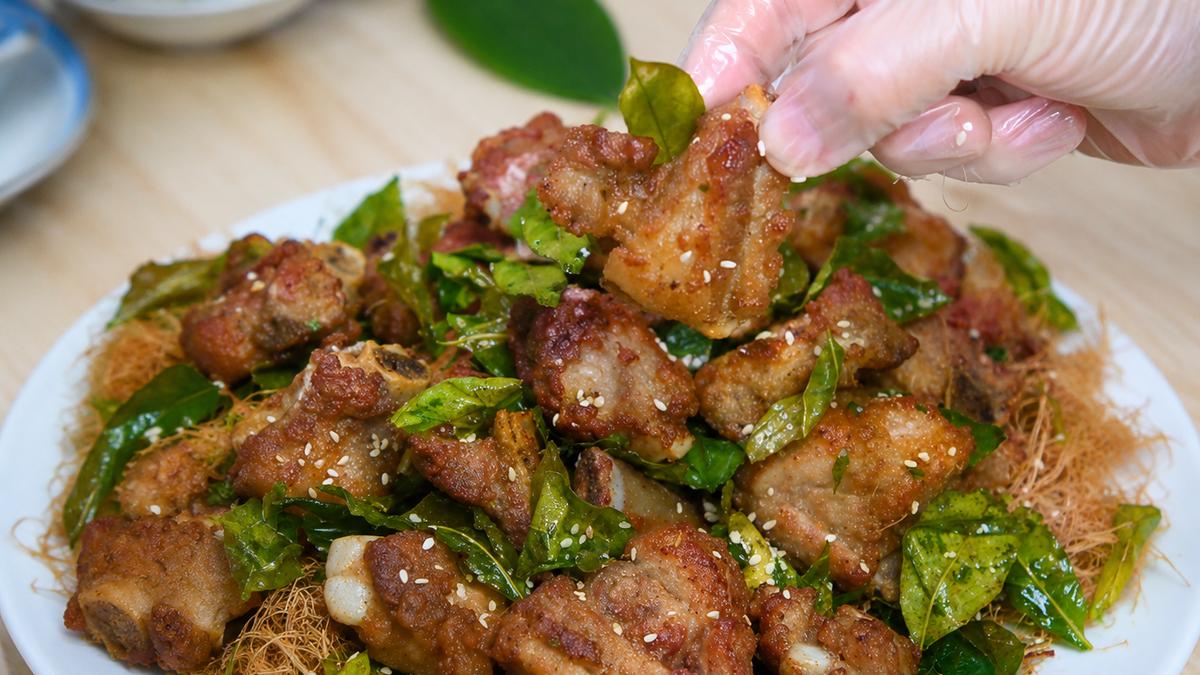 Bí quyết 2 phút giúp món sườn chao lá chanh ngoài giòn trong mềm ngọt