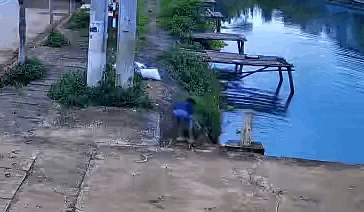 Bé 11 tuổi nhanh trí cứu em họ đuối nước dưới hồ sâu
