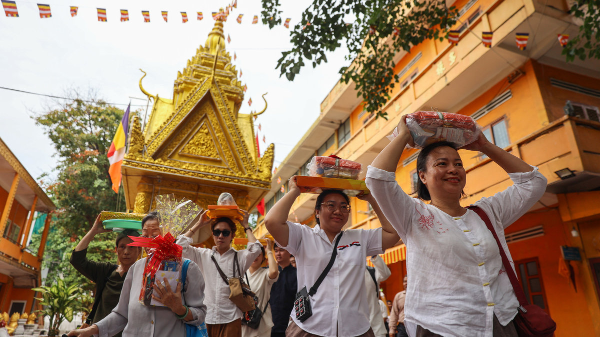 Lễ dâng y tắm mưa cho sư ở chùa Khmer tại TP HCM