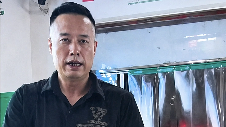 Chủ quán thịt nướng đắt khách nhờ khuôn mặt giống Elon Musk