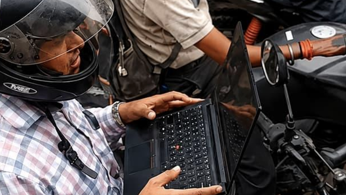 Khoảnh khắc mở laptop lúc chờ đèn đỏ gây 'sốt' mạng