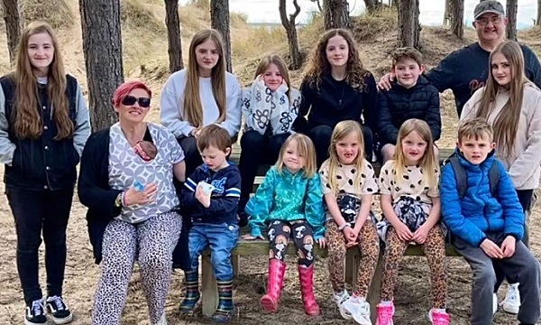 Cuộc sống của gia đình 12 con, đông nhất Scotland
