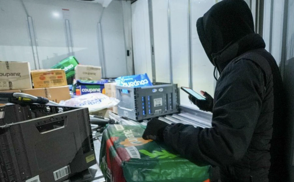 Kim, tài xế giao hàng đêm ở Seoul, Hàn Quốc. Ảnh: AOL
