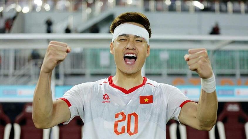 Mẹ trung vệ Việt Anh khóc khi thấy con đổ máu trên sân