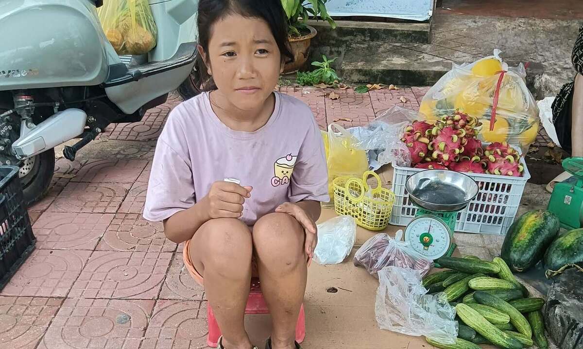 Món quà của những người dưng cho cô bé mồ côi bán rau