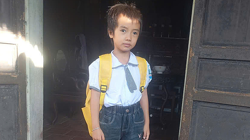 Nỗ lực đến trường của cô bé bị u não