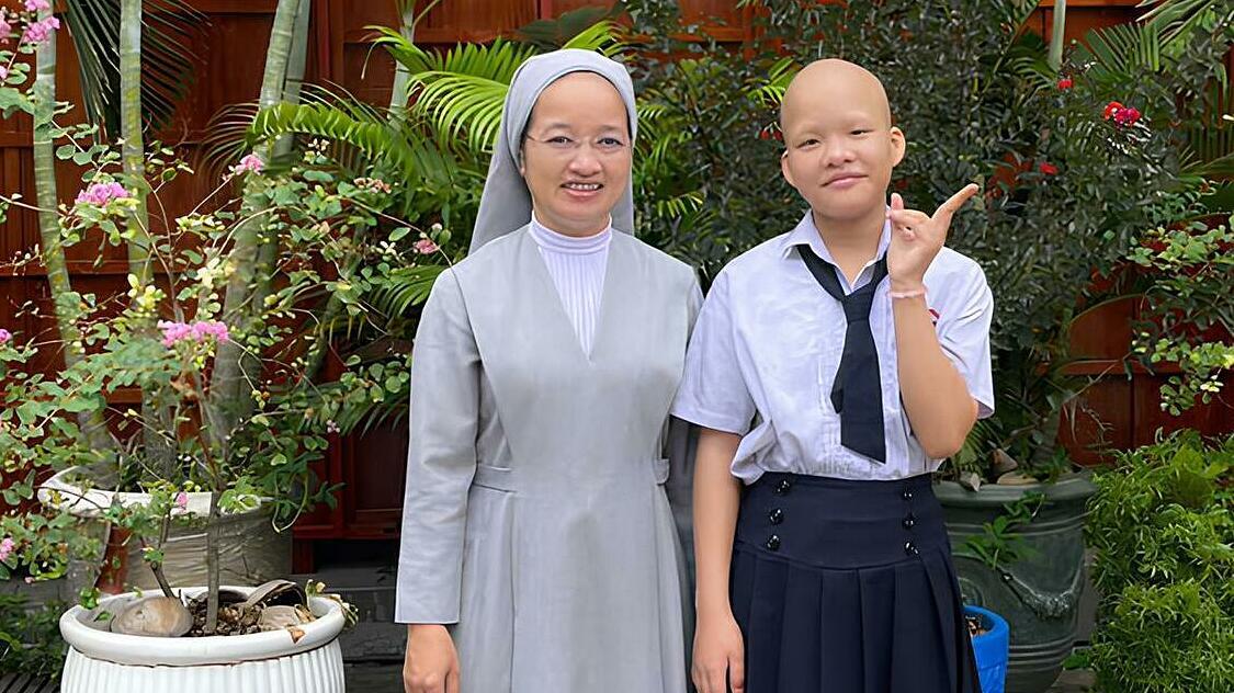 Nữ tu giúp cô bé ung thư tìm lại niềm tin