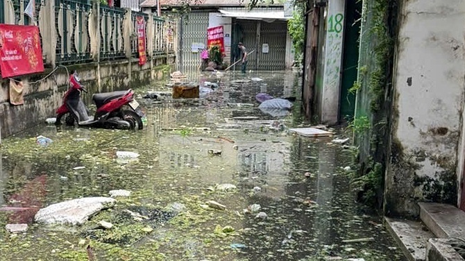 Cuộc sống trong con ngõ 'hễ mưa là ngập rác'