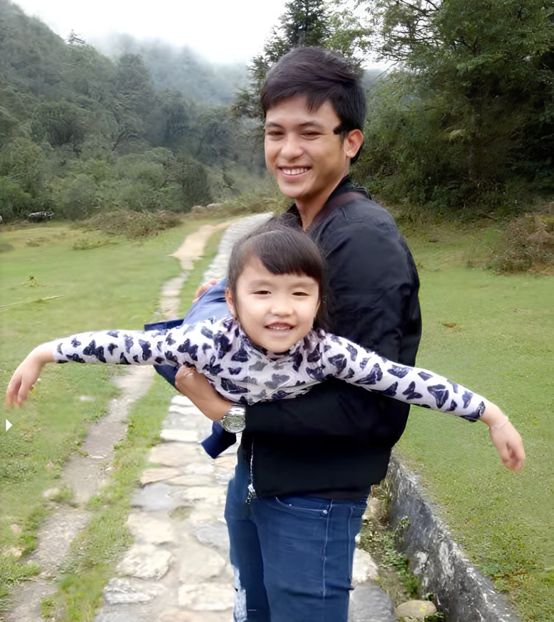 Anh Thành bên bé Mon, con gái riêng của vợ trong một chuyến đi chơi, năm 2017. Ảnh gia đình cung cấp