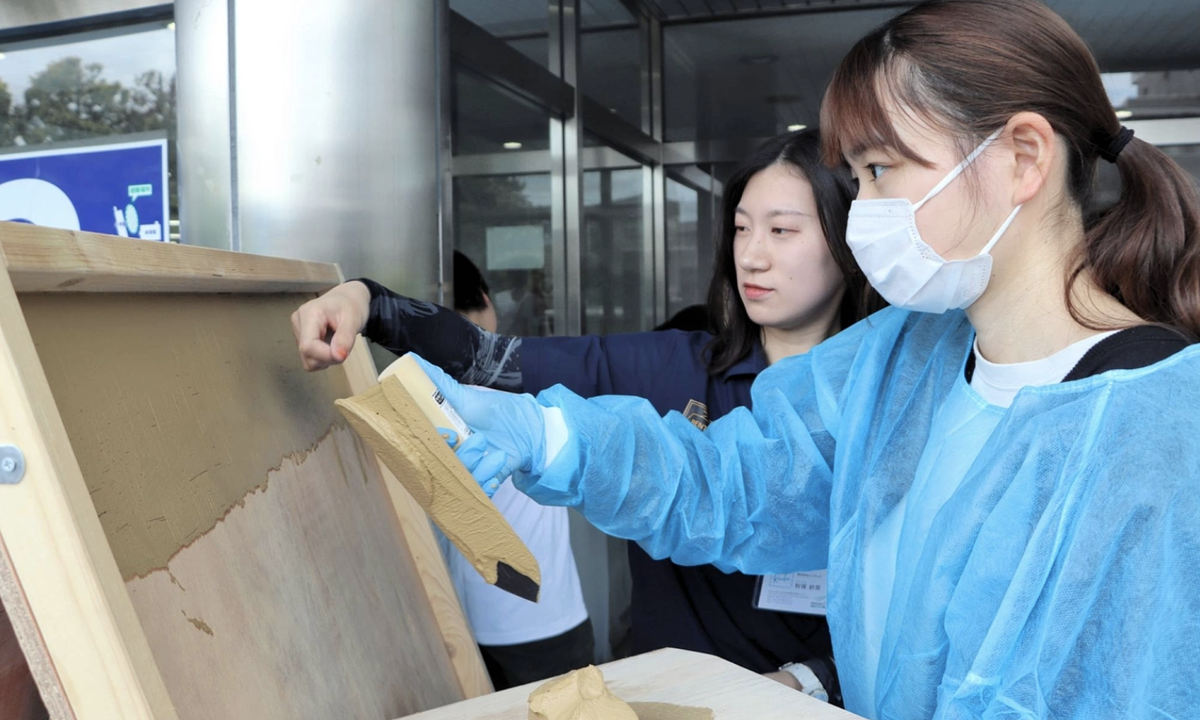 Vào trường học 'săn' thợ trát vữa