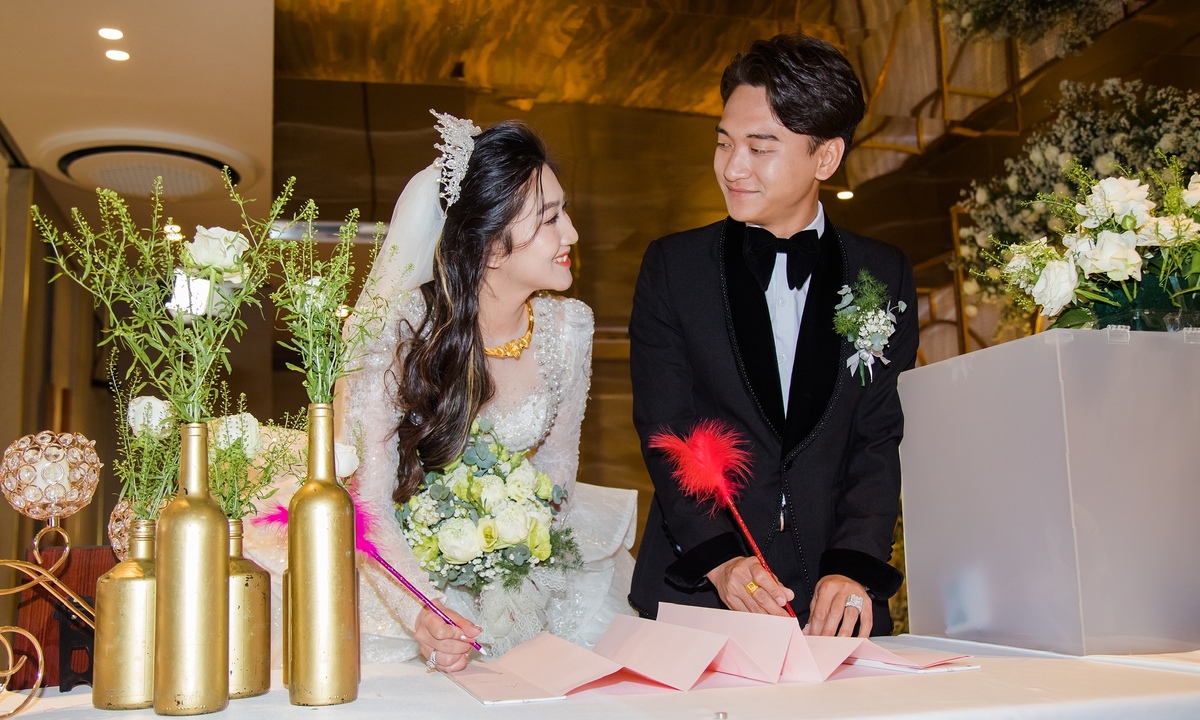 Cặp đôi trẻ rạng rỡ nắm tay nhau trong buổi chụp ảnh cưới ngoại cảnh tại Vinh