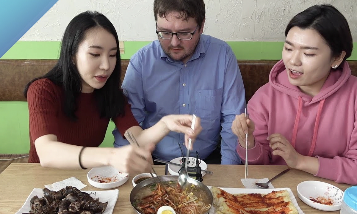 Vì sao người Hàn kiêng cầm bát khi ăn?