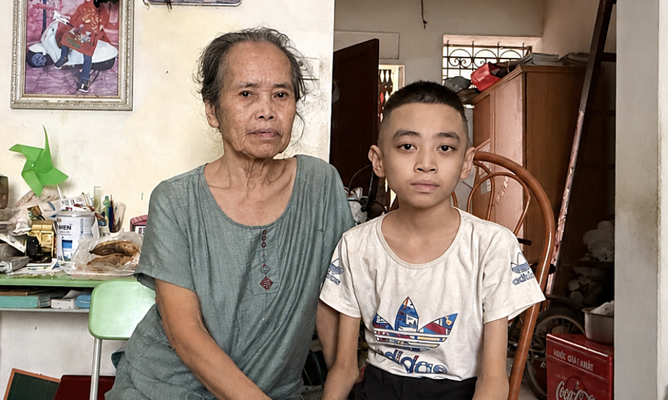 Bà ngoại 78 tuổi dành lương hưu cứu cháu bạo bệnh