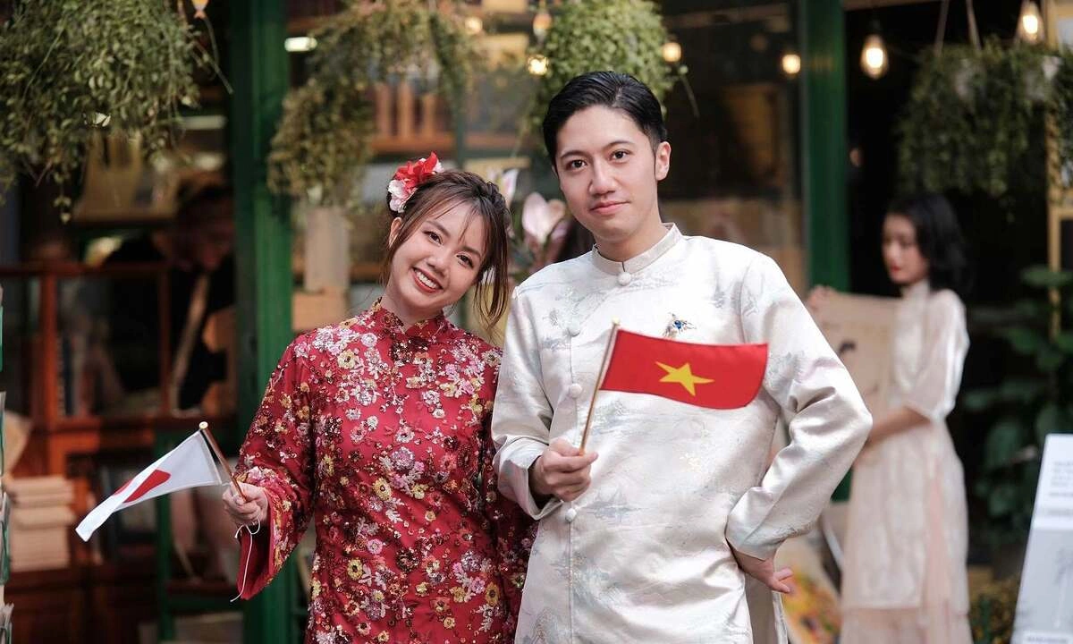 Chàng trai Nhật Bản hạnh phúc bên cô dâu Việt Nam trong bộ ảnh cưới lãng mạn.