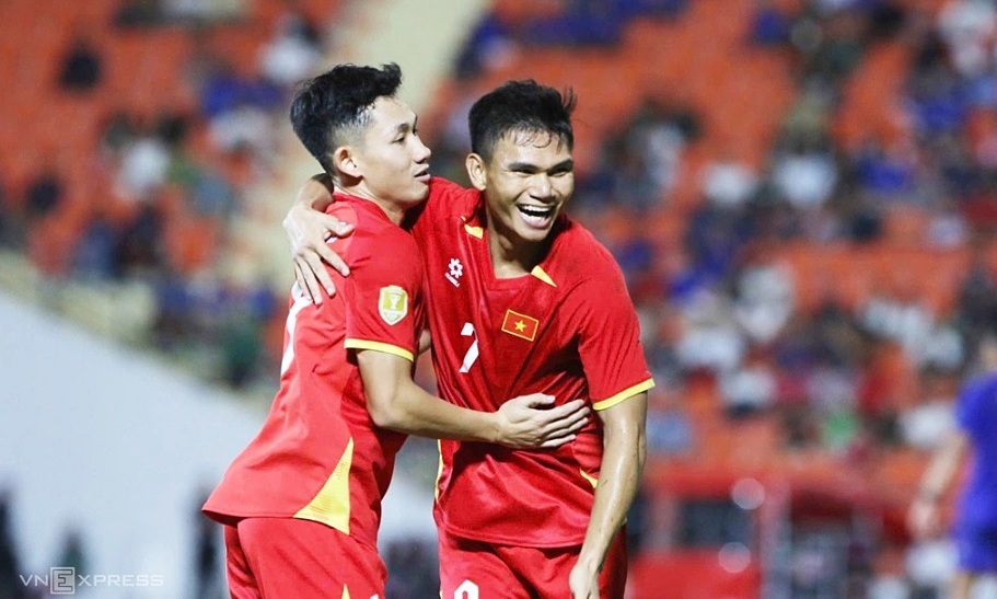 Bố Hai Long 'không tin vào mắt khi con ghi bàn'