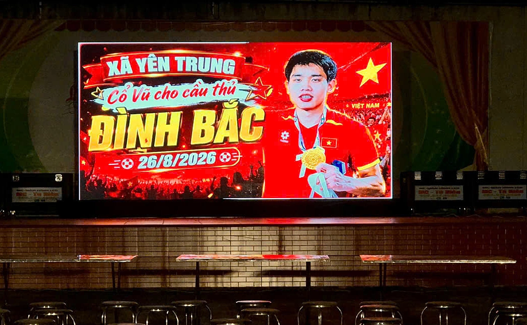 Quê nhà Đình Bắc, Xuân Mạnh mở hội mừng Việt Nam vô địch