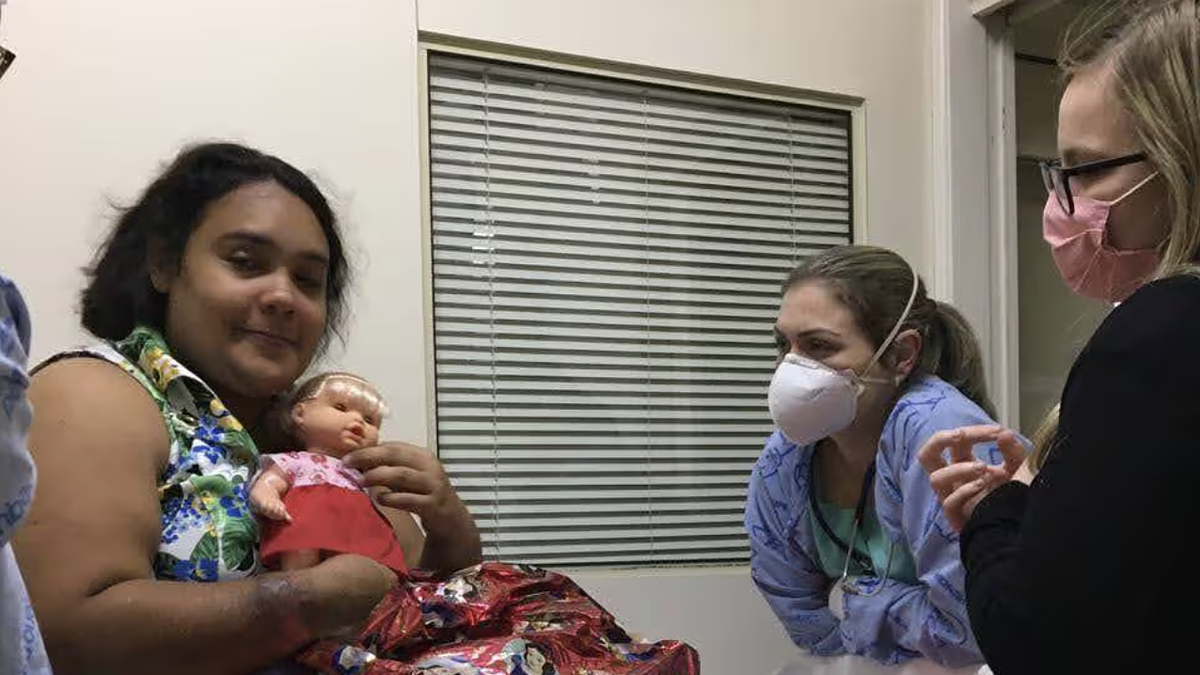 Người phụ nữ đóng giả bé gái để được nhận nuôi