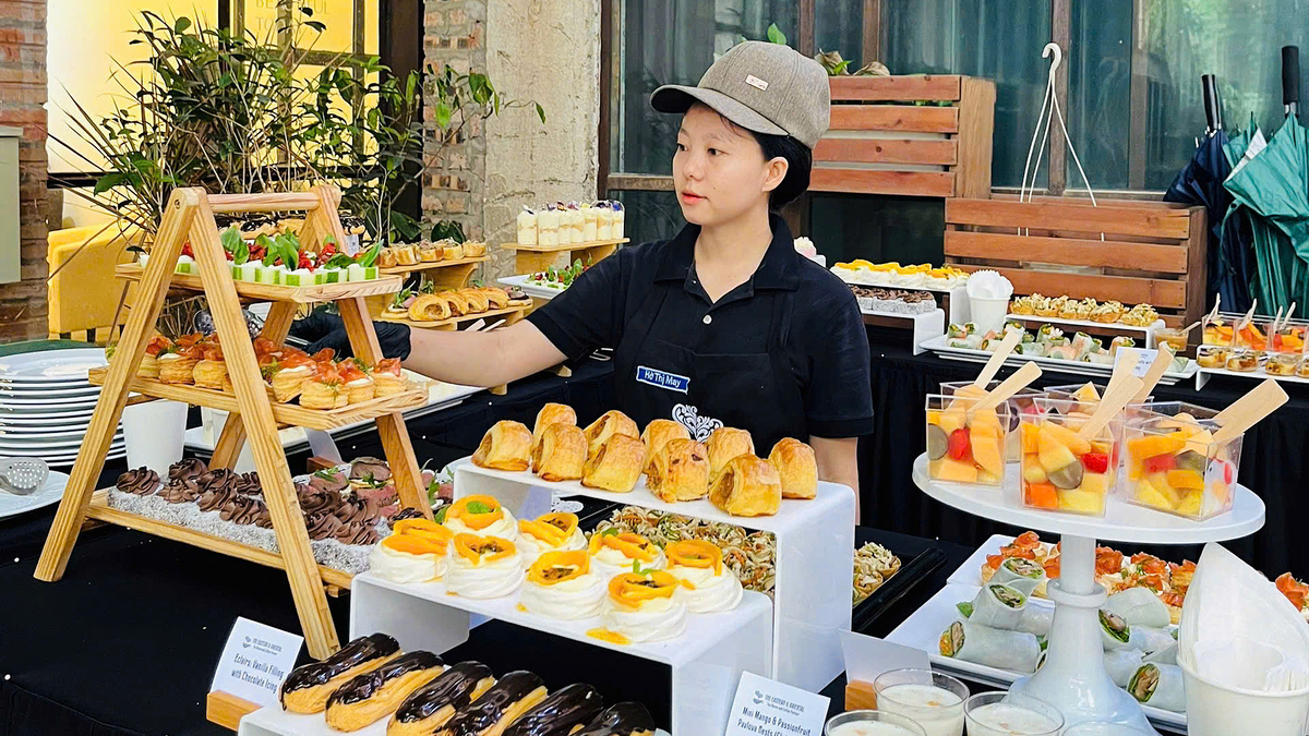 Cô gái Mông làm thợ bánh nuôi 7 đứa em