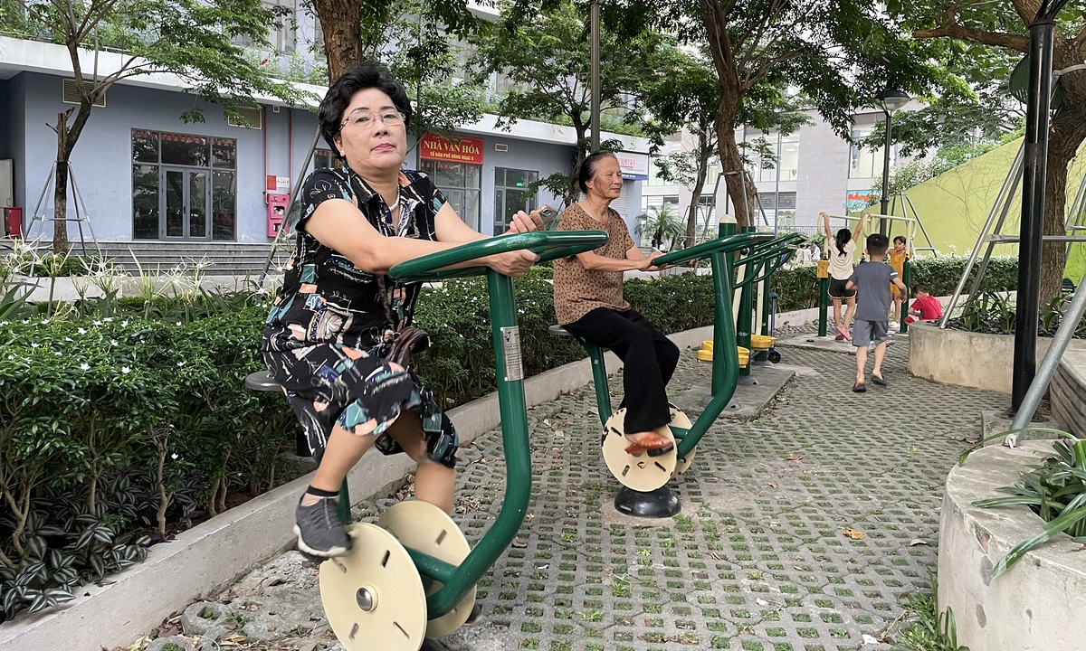 Thế hệ 'bánh mì kẹp' chật vật lo nghỉ hưu
