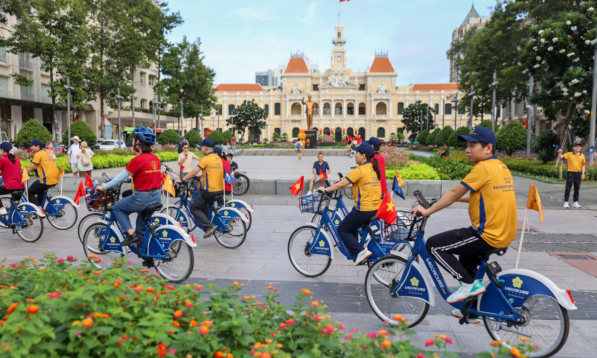 Hơn 1.000 người đạp xe diễu hành qua trung tâm TP HCM