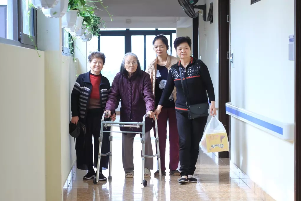 Một cụ già gặp khó khăn vận động, sống trong viện dưỡng lão ở Thanh Trì, Hà Nội được bạn bè tới thăm, năm 2021. Ảnh: Phan Dương