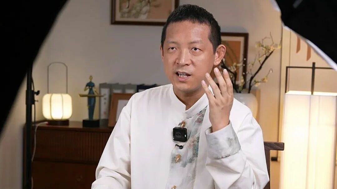 "Thiên tài" Toán học bỏ tu hành, livestream kiếm sống