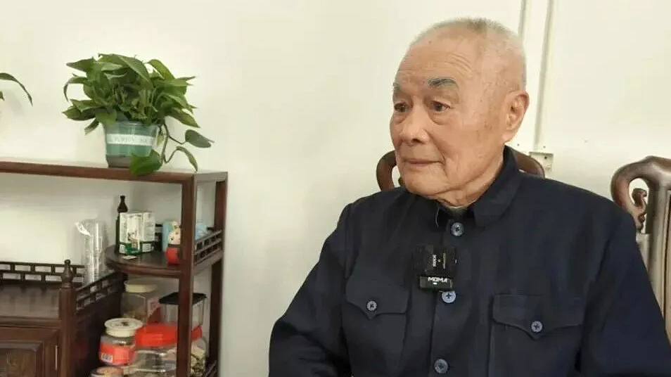 Cuộc sống "như ăn mày" của tỷ phú 98 tuổi