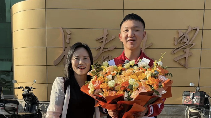 Cậu bé từng bị khoét mắt trở thành thủ khoa