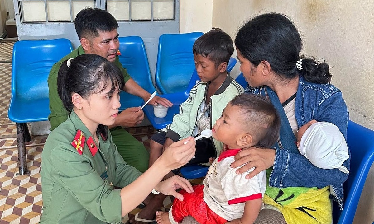 Món quà bất ngờ của nữ đại úy công an dành cho cậu bé Ba Na