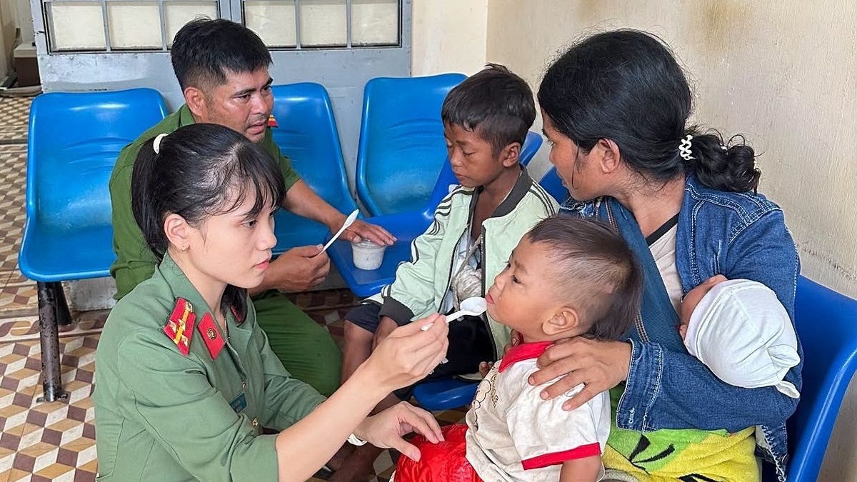 Món quà bất ngờ của nữ đại úy công an cho cậu bé Ba Na