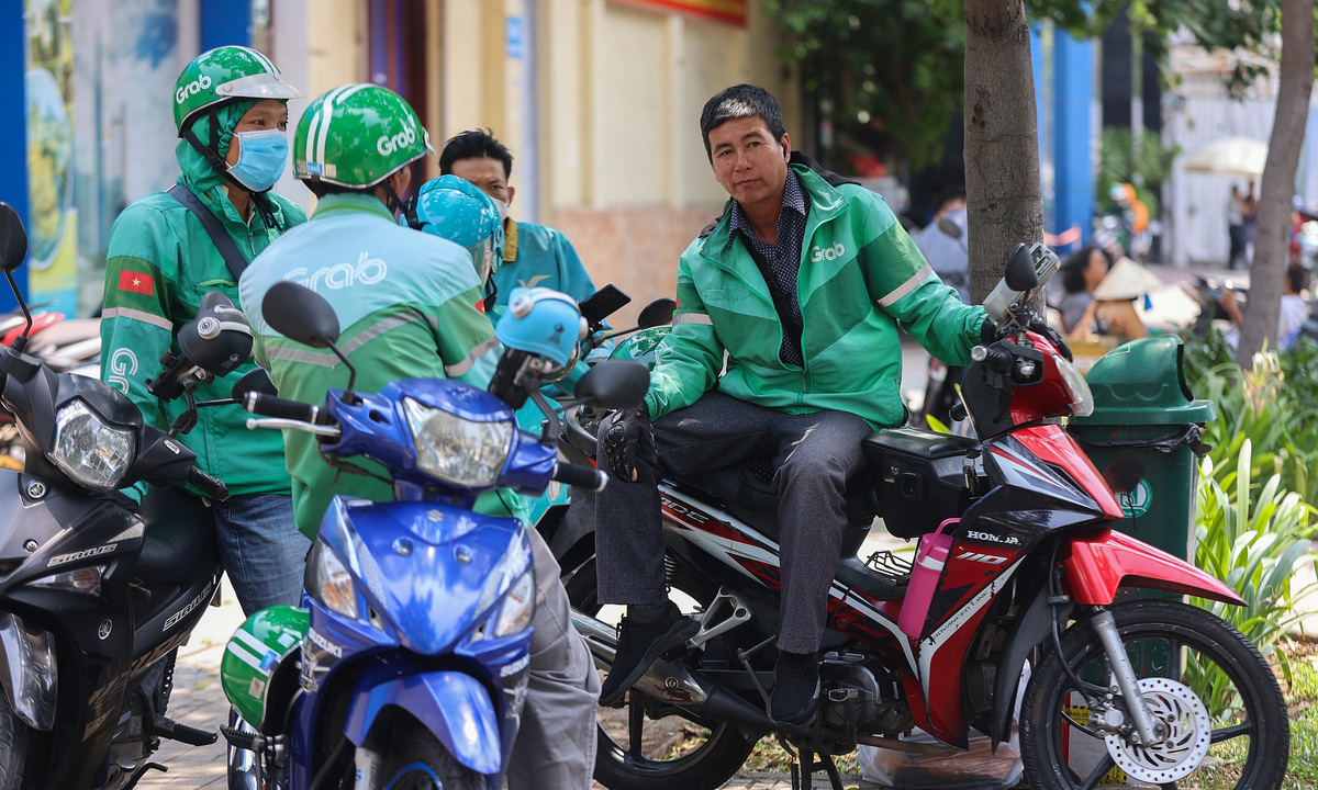 Thu nhập giảm, nhiều tài xế Grab rủ nhau 'tắt app'