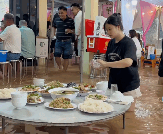 Xắn quần, đứng trong nước lụt ăn tiệc cưới